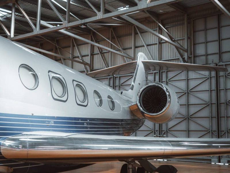 Jet dans un hangar de l'Aéroport International du Castellet